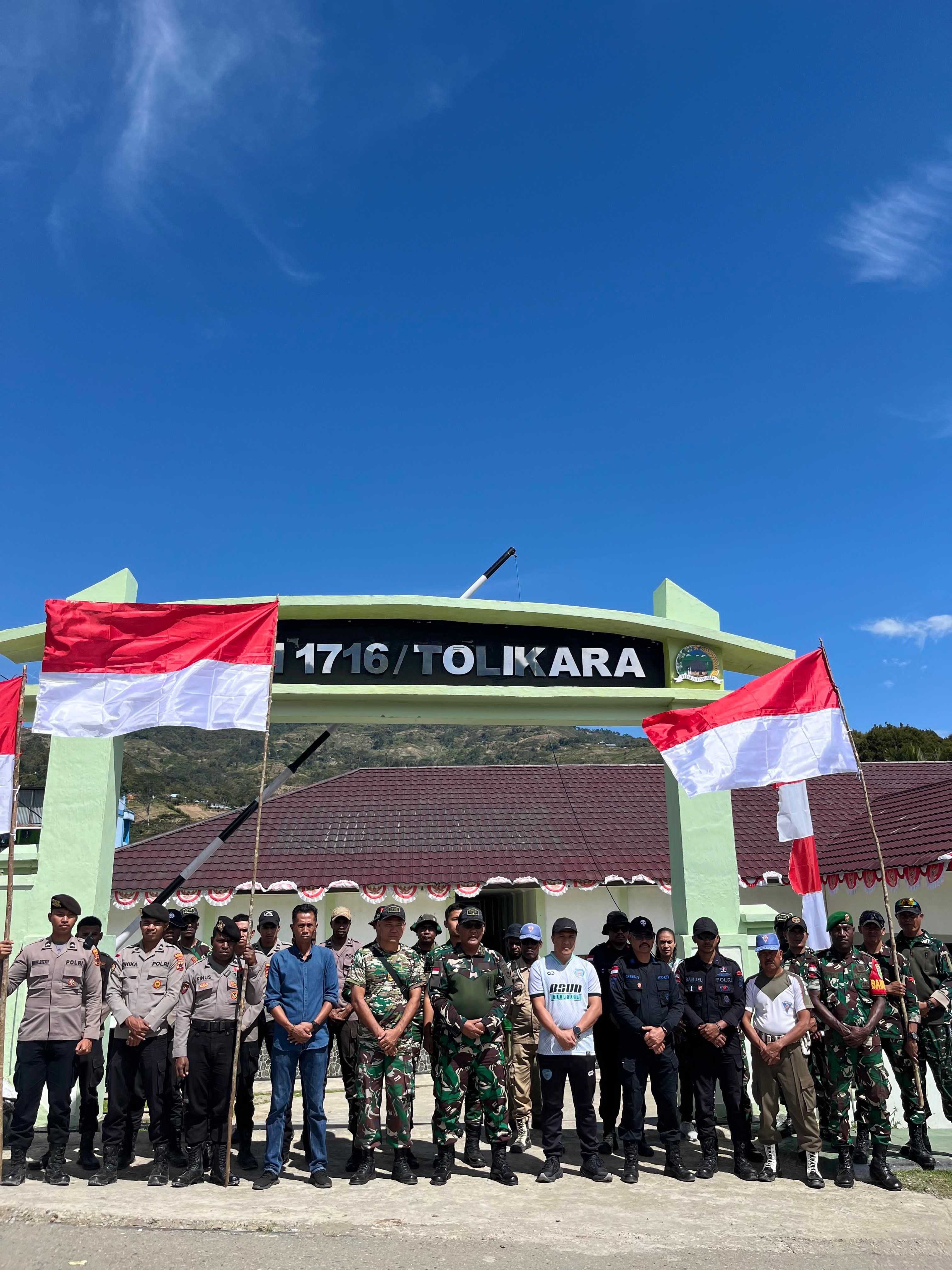 TNI-Polri & Pemkab Tolikara Pasang 1.000 Umbul-Umbul, Semarakkan HUT ke-80 RI