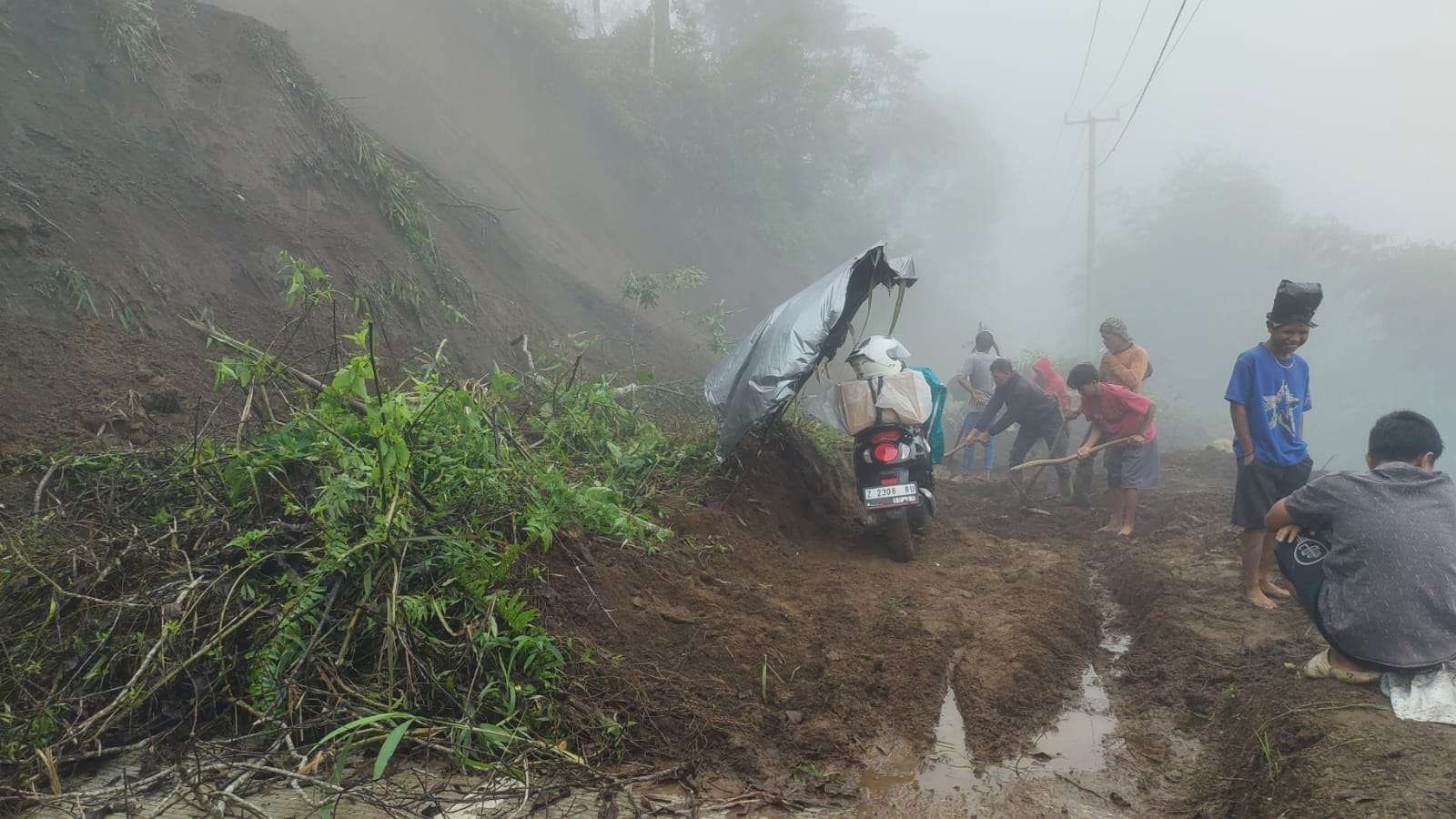 Ribuan Warga Tasikmalaya Terisolasi Pasca Tanah Longsor Tutup Jalan Utama